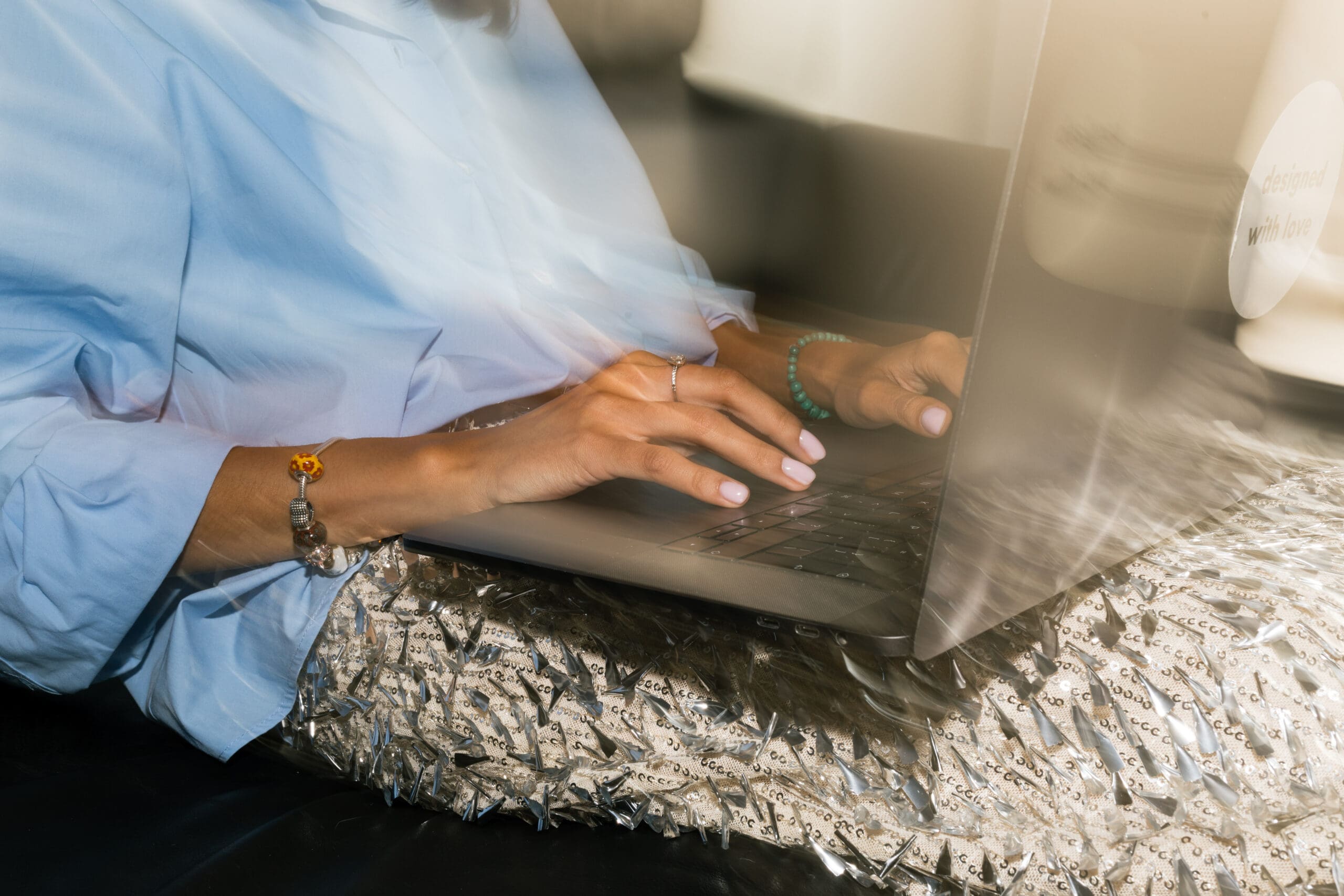 kaboompics_flash-photography-aesthetic-in-creative-workspace-and-modern-lifestyle-moments